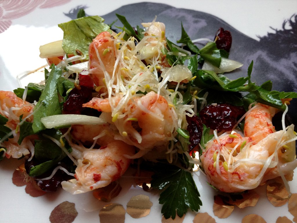 Avocado-Sprossen Salat mit Cranberries und Flusskrebs Schwänzen