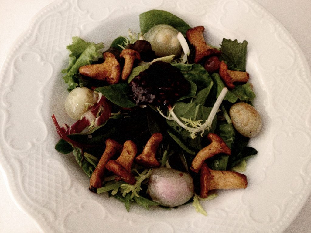 Junge Blattsalate mit Pfifferlingen, Thai Schalotten und Himbeer-Dressing