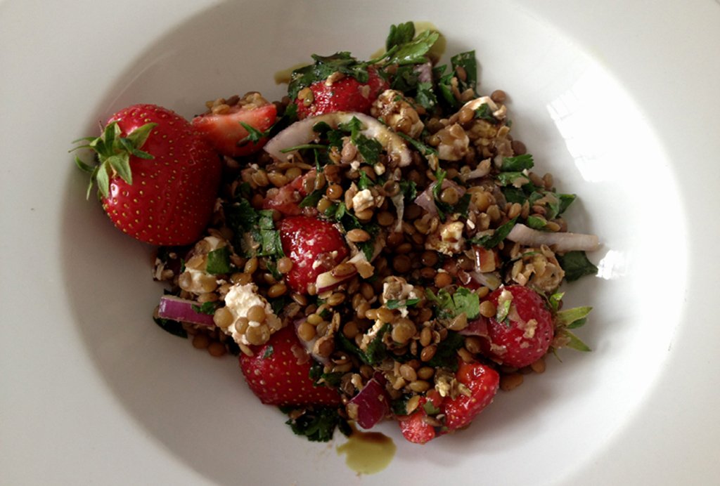 Lauwarmer Linsensalat mit Erdbeeren, Schafskäse und roten Zwiebeln.