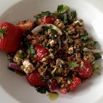 Lauwarmer Linsensalat mit Erdbeeren, Schafskäse und roten Zwiebeln.